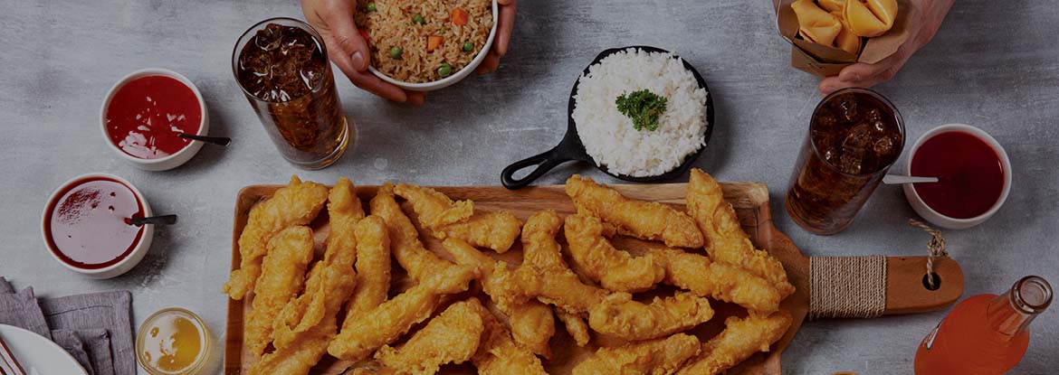 Dedos de pollo con arroz y pollo del Sr. Wong con bebidas, arroz frito, arroz blanco, galletas de la fortuna y salsas